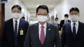 박지원 “큰兄 편히 쉬시길…文대통령과 장관, 대사 등의 조화에 감사”