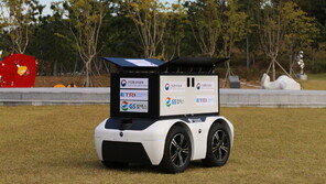 “바다 위 날아온 드론, 주문상품 건네면 자율주행 로봇이 집 앞까지”