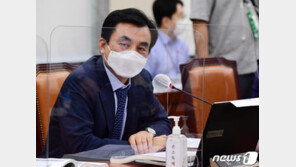 與 국방위원 “모든 청년이 국위선양…병역특례 전근대적 제도”