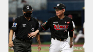 KT 이강철 감독, 5회 비디오판독 후 항의하다 퇴장