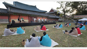 “여기선 거리 두기 하니 더 좋네요”