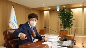 한은, 기준금리 0.5% 동결…당분간 금리동결 불가피