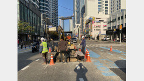 부산 해운대구 도로 한복판에 싱크홀…복구공사 진행 중