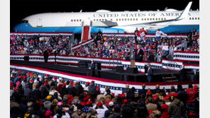 트럼프 “Again 2016”… 역전승 추억 펜실베이니아 가족과 총출동