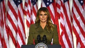 멜라니아 “코로나 증상, 롤러코스터급…자연요법 치료 택해”