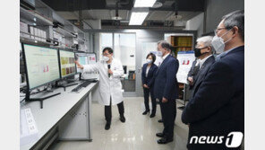 文대통령, SK바이오사이언스 방문…코로나백신 개발 총력 당부