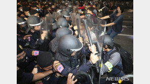 태국, 긴급조치 선포 ‘초강수’…끌려가는 시위대 영상에 대중 분노↑