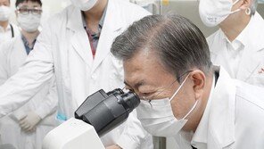文대통령 “코로나 치료제·백신, 끝까지 자체 개발할 것”