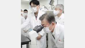 文대통령 “백신·치료제 끝까지 지원”…최태원 “전사적 역량 집중”