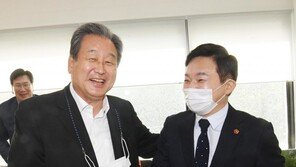 ‘킹메이커’ 자처한 김무성 “대권주자들 누가 한들 文보다 못하겠나”