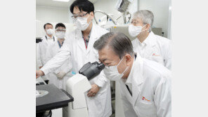 文대통령 “코로나 치료제 연내 양산 기대”