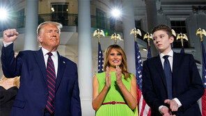 멜라니아 “코로나 고통, 롤러코스터 타는 듯”