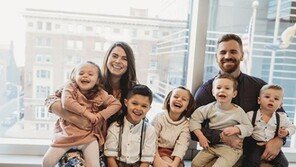 하늘도 감동했나…美 난임부부, 4남매 입양→자연임신으로 네 쌍둥이까지