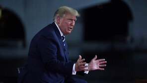 “바이든에 물어라” vs “미친 삼촌인가”…잔뜩 날 선 트럼프 타운홀