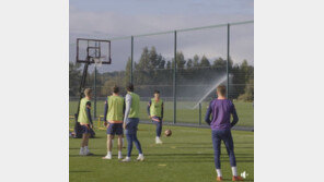 손흥민, 농구공으로 발끝 환상 트래핑에 동료들 ‘감탄’