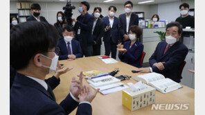 이낙연, 수어 성별 구별 男 ‘엄지’ 女 ‘새끼’에 “좀 차별적”