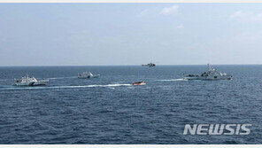 서아프리카 피랍 한국인 선원 2명 51일 만에 석방…건강 양호