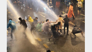 [청계천 옆 사진관]태국 경찰, 시위대에 물대포 발사