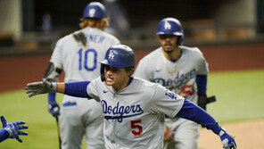 ‘홈런 3방’ 다저스, NLCS 5차전서 애틀랜타 꺾고 기사회생