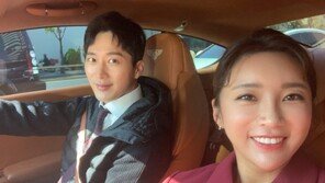 이보미♥이완, 차 안에서도 미소 가득…꿀 떨어지는 신혼 부부