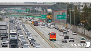 1단계 완화 첫 일요일…단풍놀이 차량에 고속도로 혼잡
