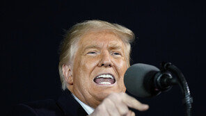 지지율 밀리고 있는 트럼프 “대선 지면 미국 떠날수도”