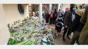 ‘무함마드 풍자 만화’ 보여준 교사, 참수 당해…佛 문화전쟁 번지나