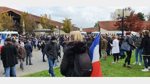 100㎞ 멀리서 찾아와 범행…종교 극단주의 테러에 유럽 충격