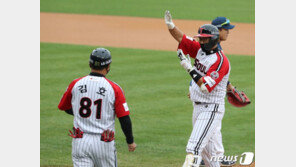 휴대폰 세리머니 하던 LG 선수단, LG 윙폰 60대 받았다