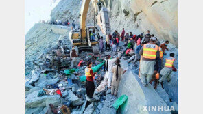 파키스탄 북부 오지서 산사태 버스 덮쳐 16명 사망