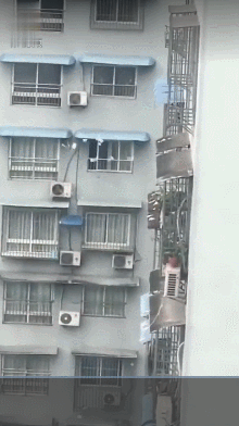 “하늘에서 돈 비가 내려” 中마약 흡입男, 30층서 돈 뿌려(영상)