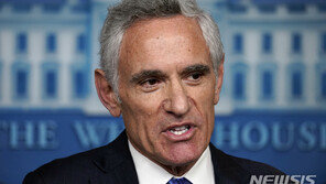 백악관 ‘집단 면역’ 논란 가열…美전문가 “본 적도 없는 유사 과학 조합”