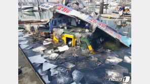 화성 전곡항 17톤 선박 침몰…기름 유출 수거작업