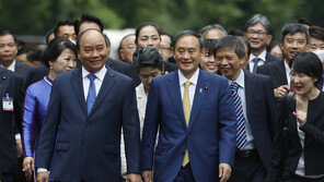 푹 베트남 총리-스가 일본 총리 정상 회담…中견제하며 “협력” 확인