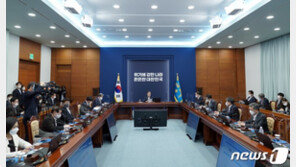 靑 여민관에 새 문구 ‘위기에 강한 나라’…‘나라답게’ 내려