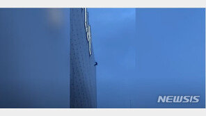 “트럼프 불러라”…트럼프타워 16층서 매달린 채 고공농성