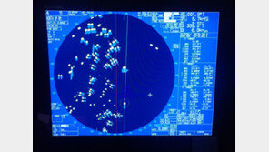 불법 중국어선 떼로 몰려왔지만…‘나포’ 대신 물 대포 단속만 