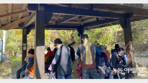 빼곡 산행에 숨찬다며 마스크 ‘휙’… 쉼터마다 맨얼굴 대화