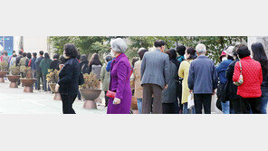 노인 독감 무료 접종 첫날 긴 줄