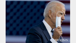 바이든, 파우치 비난한 트럼프에 “백기 든 건 당신”