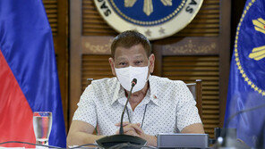 필리핀, ‘마약과 전쟁’ 최소 6000명 사망…두테르테 “조국 위해 감옥갈 것”