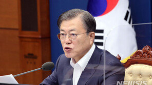 홍남기에 힘 실어준 文대통령 “경제팀 수고 많아…성공모델 만들라”