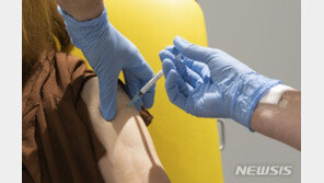 英전문가 “코로나19, 백신으로 박멸 못해…독감처럼 매년 관리해야” 