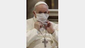 교황, 처음으로 마스크 쓰고 대중 미사 집전