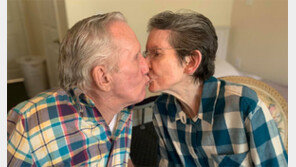 코로나 생이별 215일 만에… 80세 부부 눈물의 재회