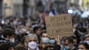 “저 사람이 역사교사”…살해 용의자에 40만원 받은 佛학생들 체포돼