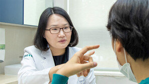 마스크로 생긴 피부 트러블… 손으로 건들지 마세요