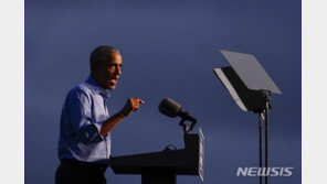 VOTE 마스크 첫 현장유세 오바마 “트럼프, 대통령직을 리얼리티쇼처럼”