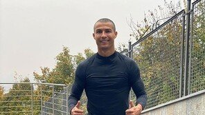 ‘코로나19 확진’ 호날두 삭발했네… 자가격리 근황 공개