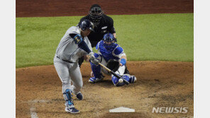 최지만이 새역사 썼다, 한국인 최초 WS 안타…탬파베이 반격의 1승